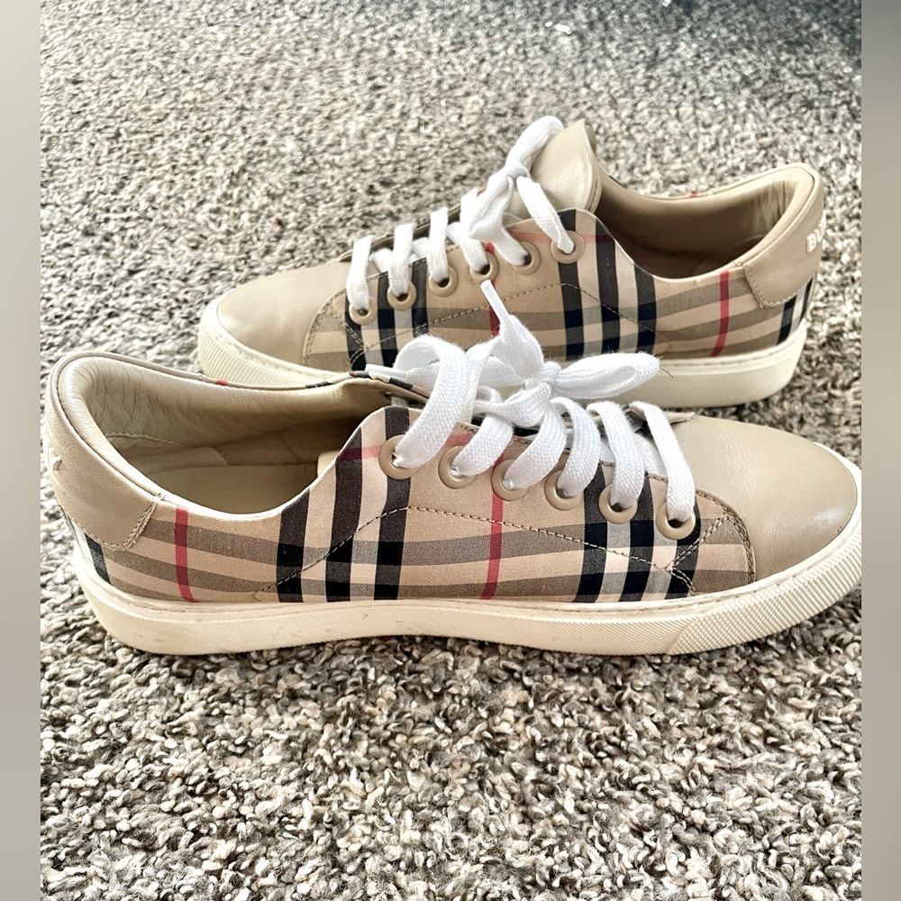 ***BURBERRY SNEAKERS ***